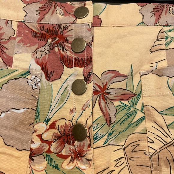 Urban Outfitters Lisa Marie Button-Down Short Size Medium - Picture 3 of 7